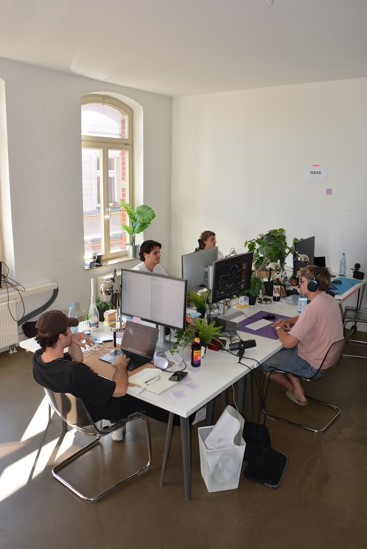Un team di studio di design al lavoro alla luce del giorno